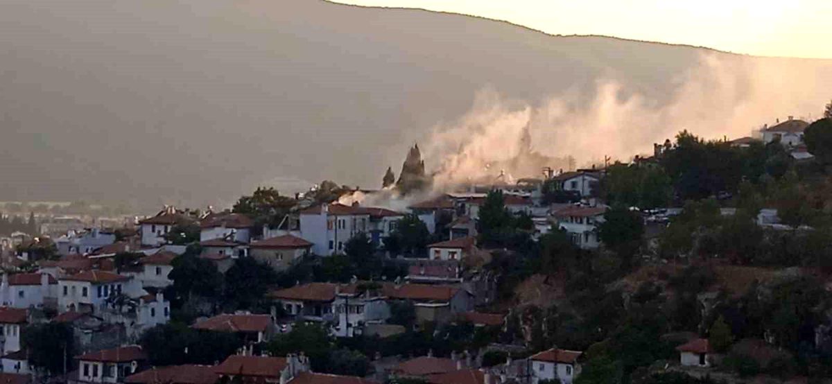 Muğla\'da Tek Katlı Ahşap Evde Yangın Çıktı