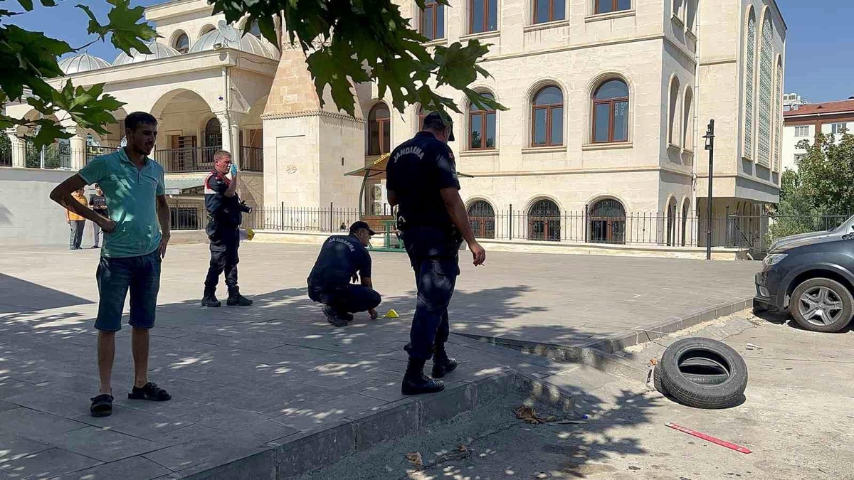 Gaziantep\'te iş yeri ve müşteri arasında çıkan çatışmada camiye namaz kılmaya giden kişi yaralandı