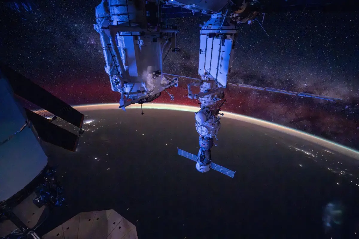 ISS\'de Ay\'ın batışı ve güneşin doğuşu görüntülendi