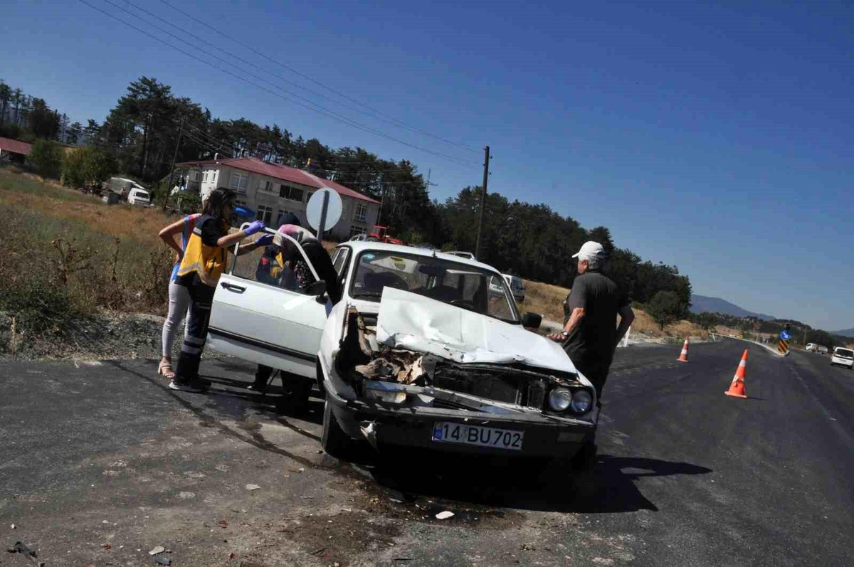Bolu\'da otomobilin süt taşıma aracına çarpması sonucu 1 kişi yaralandı