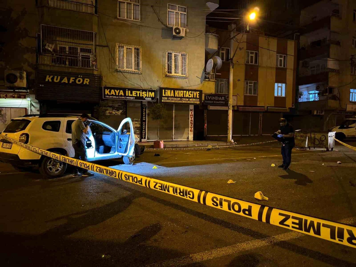 Diyarbakır\'da otomobilin çarptığı yayalara saldırı