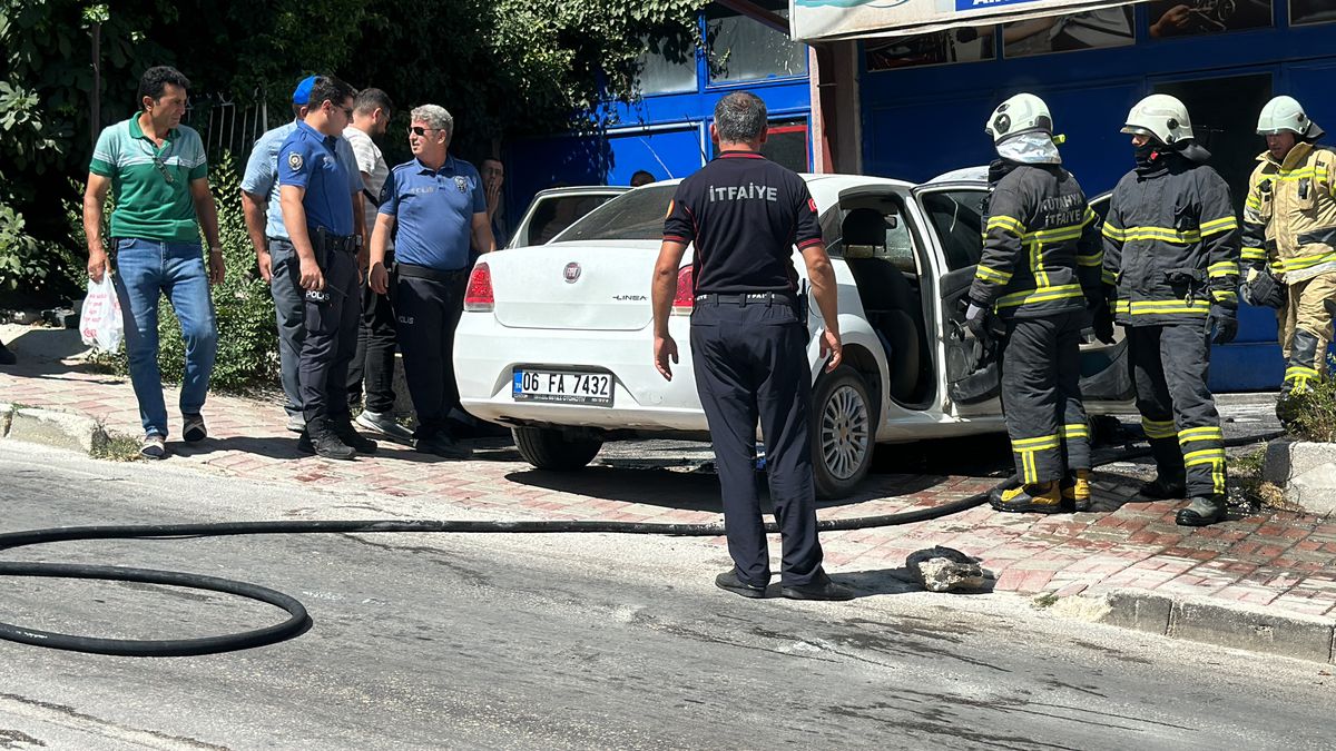 Kütahya\'da park halindeki otomobil yangında kullanılamaz hale geldi