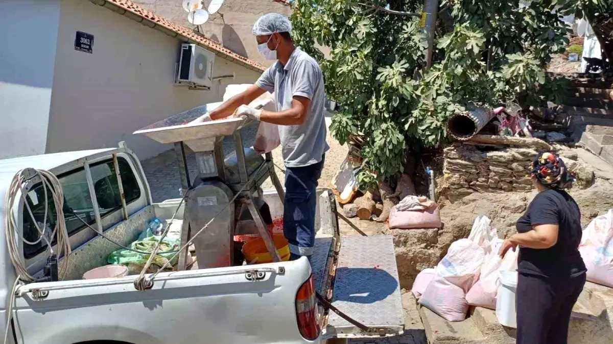 Selçuk Belediyesi Salça Makinesiyle Kış Hazırlıklarını Kolaylaştırıyor