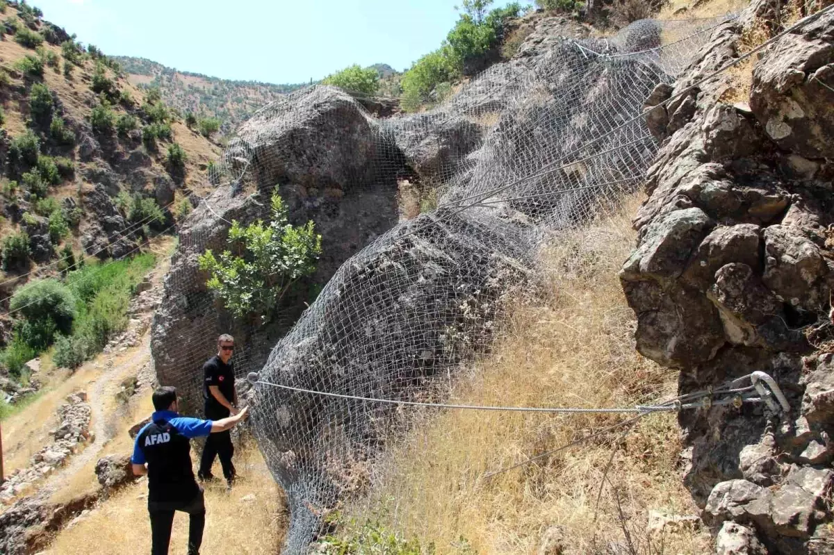 Şırnak\'ta Tehlikeli Kayalar Çelik Halatlarla Bağlandı