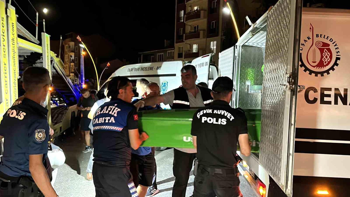 Uşak\'ta Motosiklet ve Tır Çarpışması: Motosiklet Sürücüsü Hayatını Kaybetti