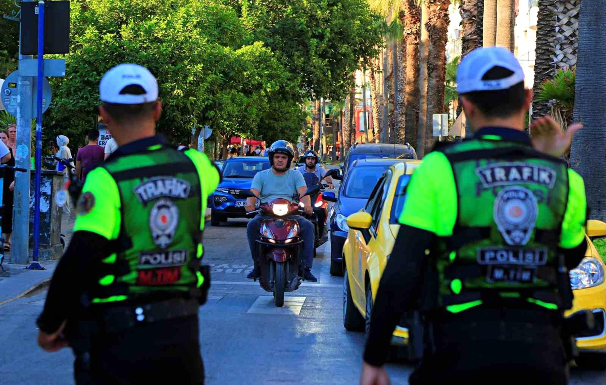 Antalya\'da Motosiklet Sürücülerine Bilgilendirme ve Farkındalık Çalışması