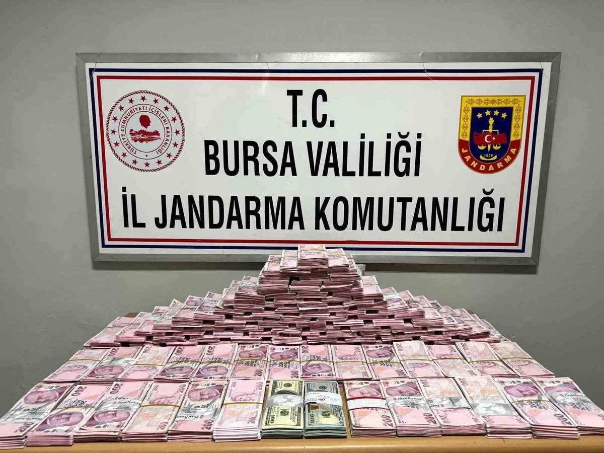 Bursa\'da Turistler Bıçak Zoruyla Gasp Edildi, Şüpheliler Yakalandı