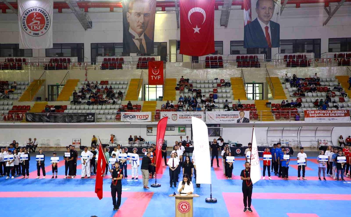 Sivas\'ta Ümit, Genç, U21 Karate Şampiyonası Başladı