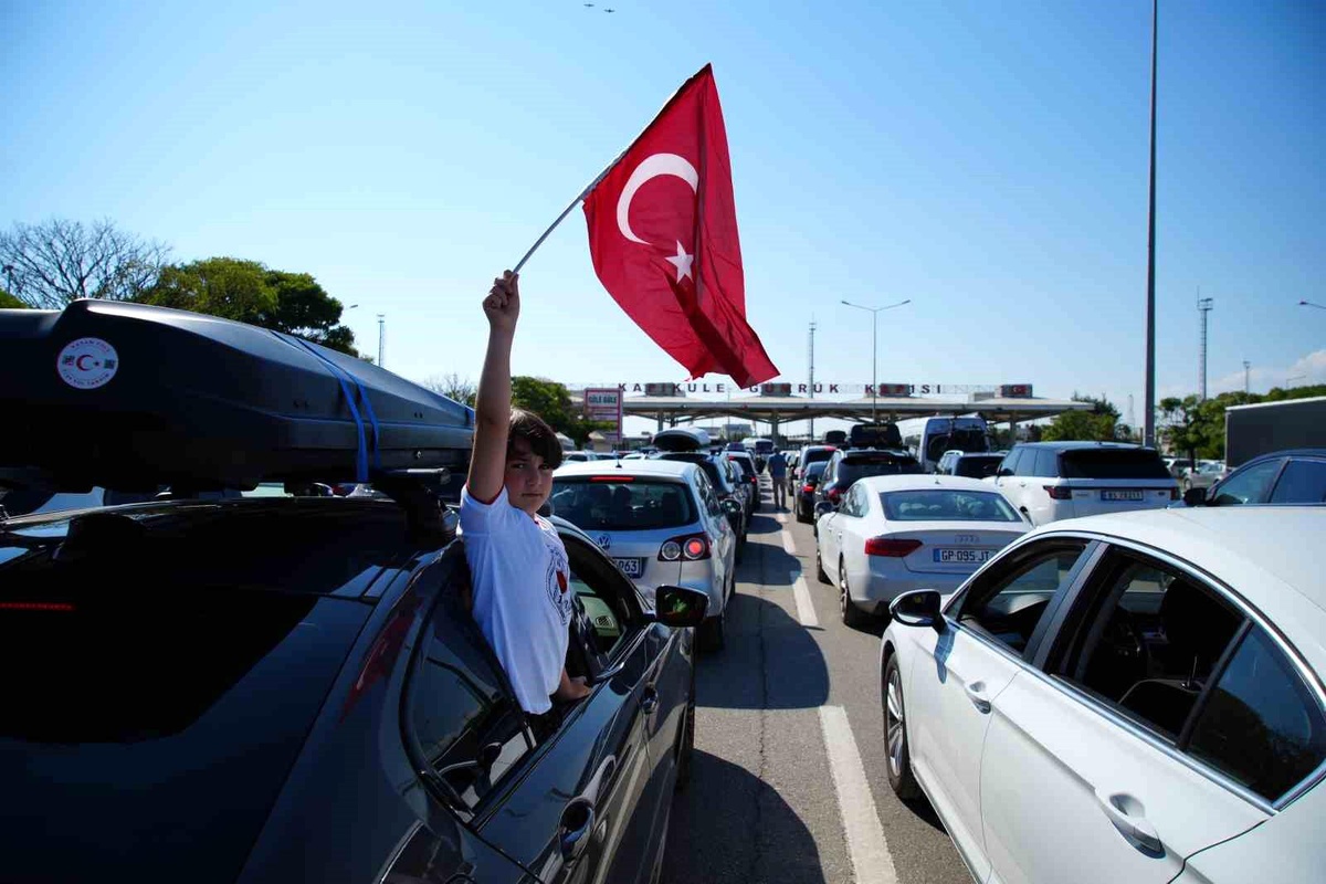 Gurbetçiler Gözyaşları İçinde Türkiye\'ye Dönüyor