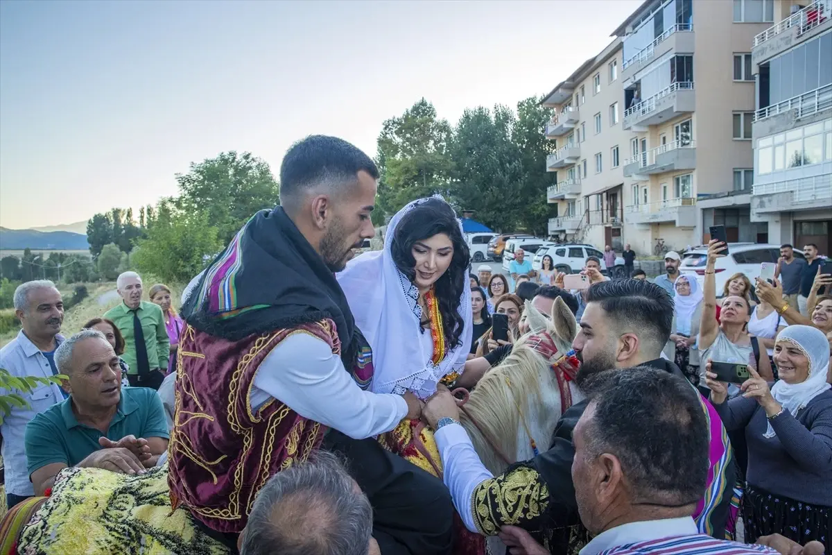 Tunceli\'de Atlı Gelin Geleneği Canlanıyor