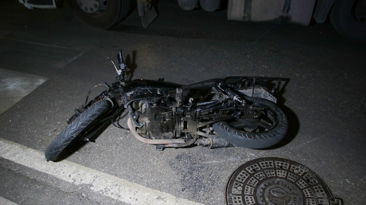 Uşak\'ta tır ile çarpışan motosikletin sürücüsü hayatını kaybetti