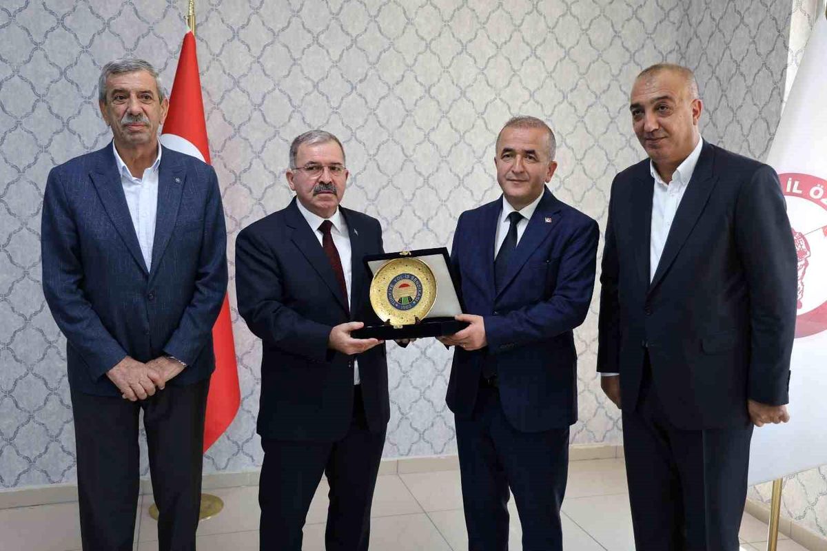 Elazığ Valisi Numan Hatipoğlu, İl Özel İdaresi\'nde emekli olan personellerle bir araya geldi