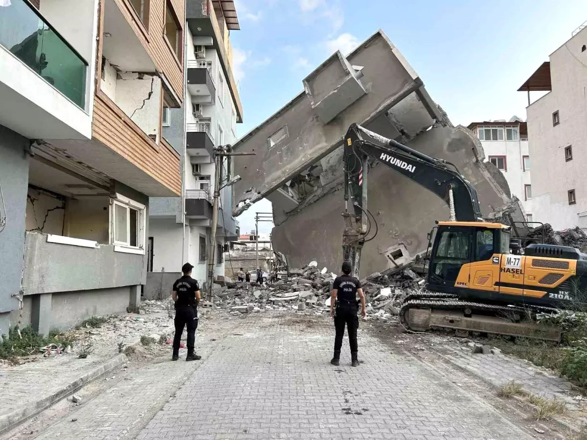 Hatay\'da kontrollü yıkım sırasında bina devrildi