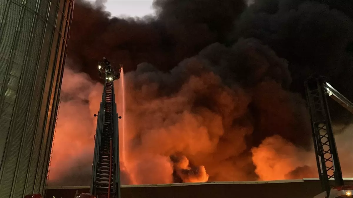 Alevler bir anda sardı! Gaziantep\'te fabrika yangını