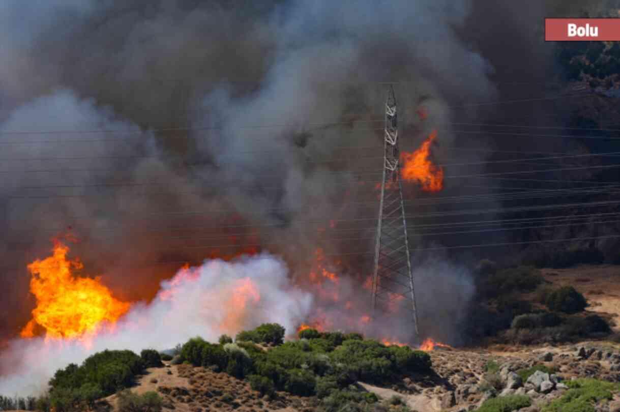 3 ilde alevlerle çetin mücadele! 1 köy 10 dakika içerinde tamamen yandı