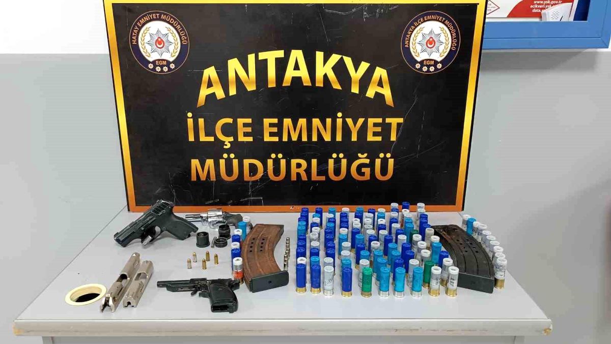 Hatay\'da yapılan aramada çok sayıda mühimmat ve silah ele geçirildi