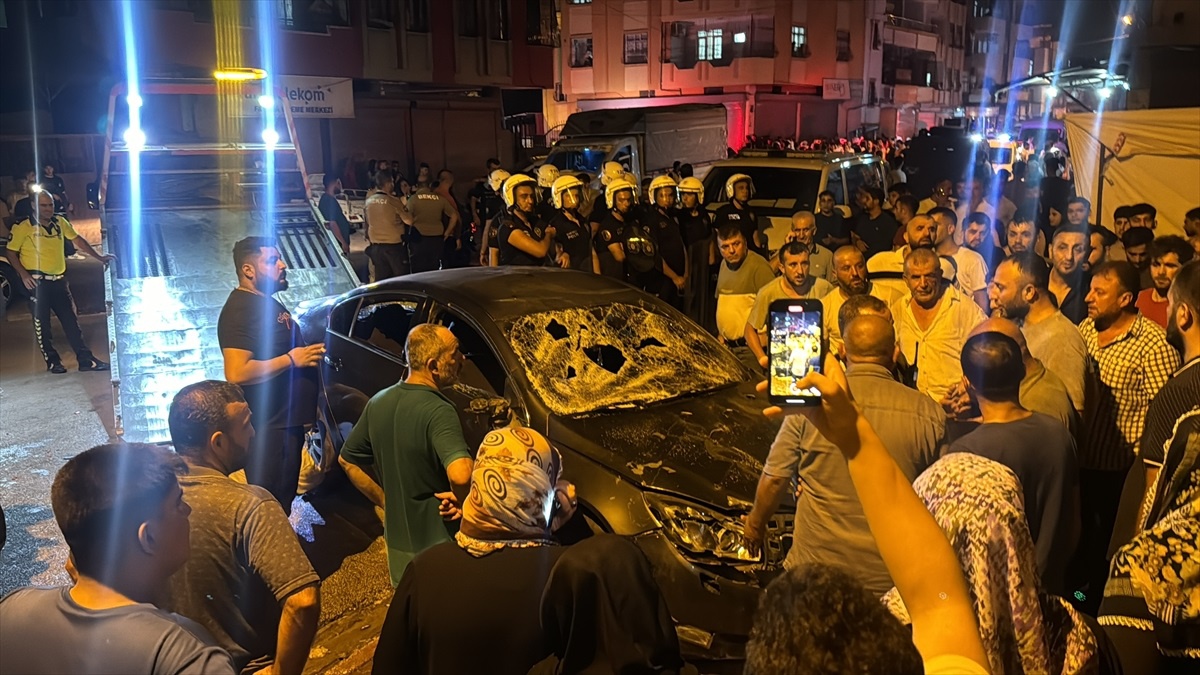 Adana\'da otomobil evin önünde oturanlara çarptı: 1 çocuk hayatını kaybetti