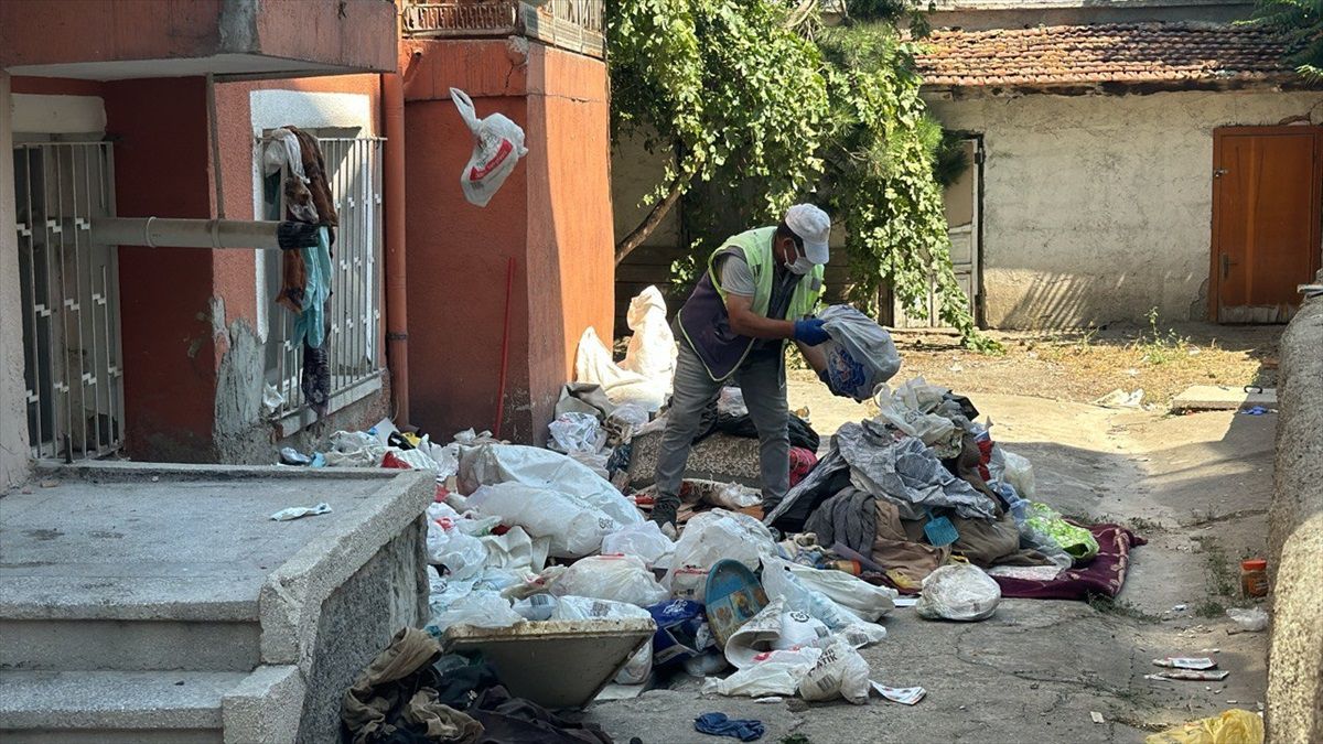 Afyonkarahisar\'da Atık Dolu Evden 1 Kamyonet Çöp Çıkarıldı