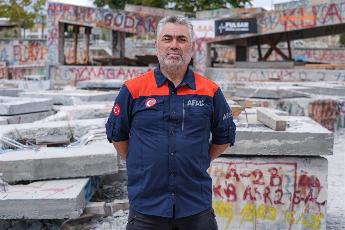 Ailesini bırakıp gittiği depremin merkez üssünde tanık olduğu acı hatıraları unutamıyor