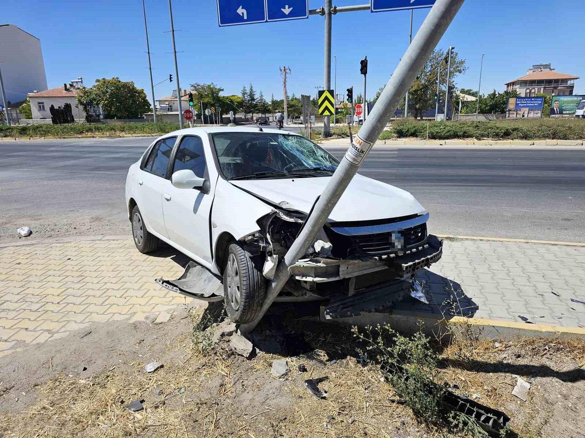 Aksaray\'da Otomobil ile Motosiklet Çarpıştı: Motosiklet Sürücüsü Ağır Yaralandı
