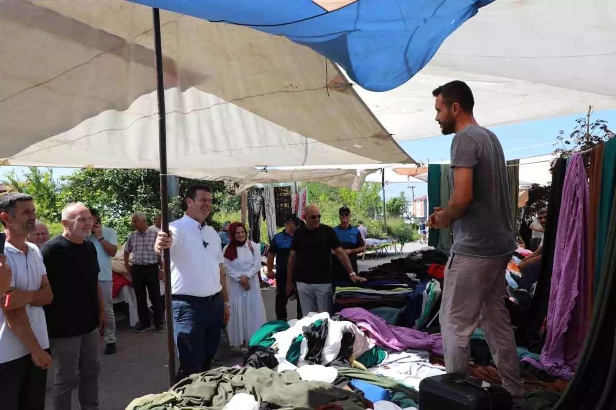 Akyazı Belediyesi\'nin Katkılarıyla Kurulan Kumaş ve Antika Pazarı Yoğun İlgi Görüyor