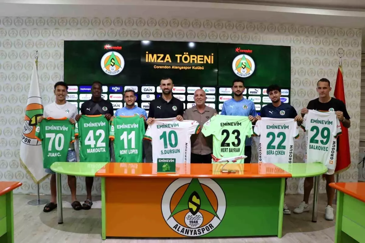 Corendon Alanyaspor, yeni transferlerini ve sözleşme yenileyen futbolcularını tanıttı