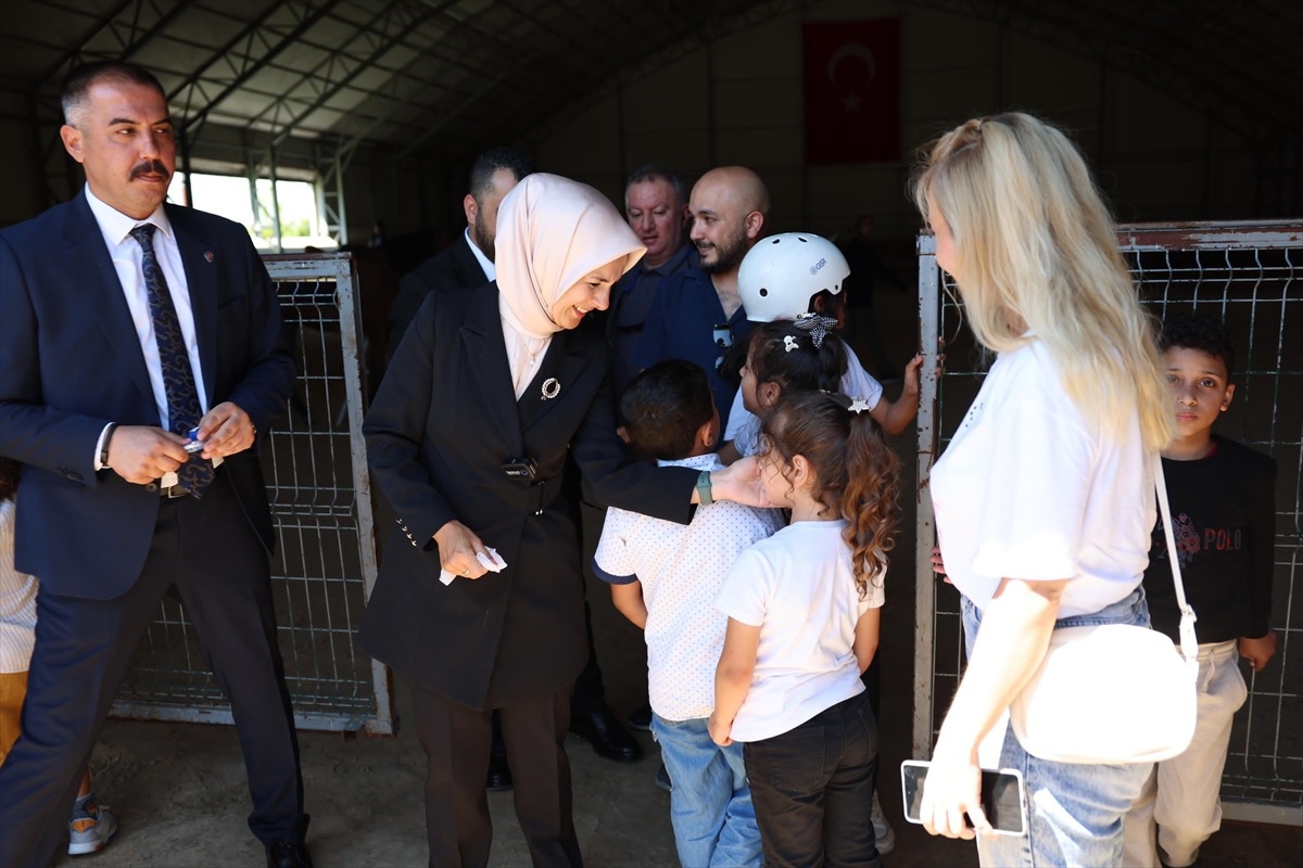 Bakan Göktaş, Türkiye\'ye getirilen Filistinli çocuklarla oyunlar oynadı