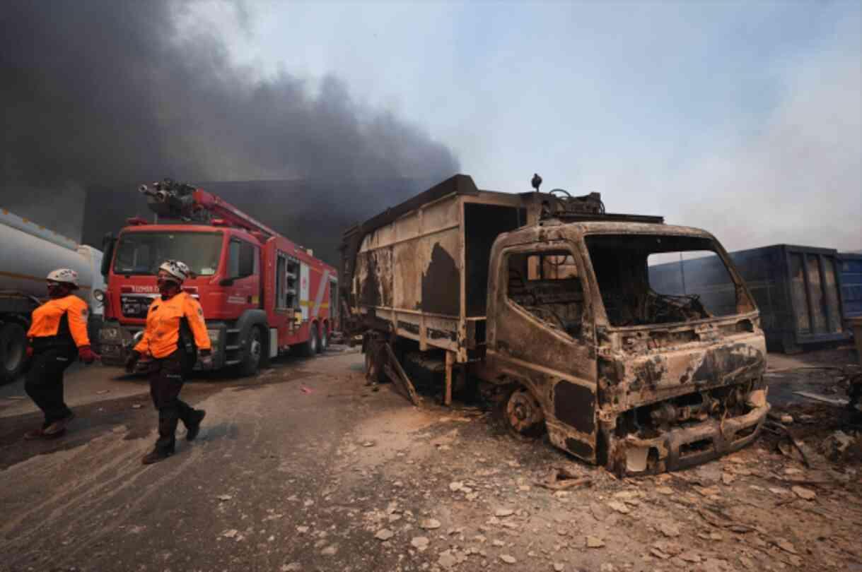 Bakan Yumaklı: İzmir'de 16 ev yandı, 87 ev ve 44 iş yeri tahliye edildi