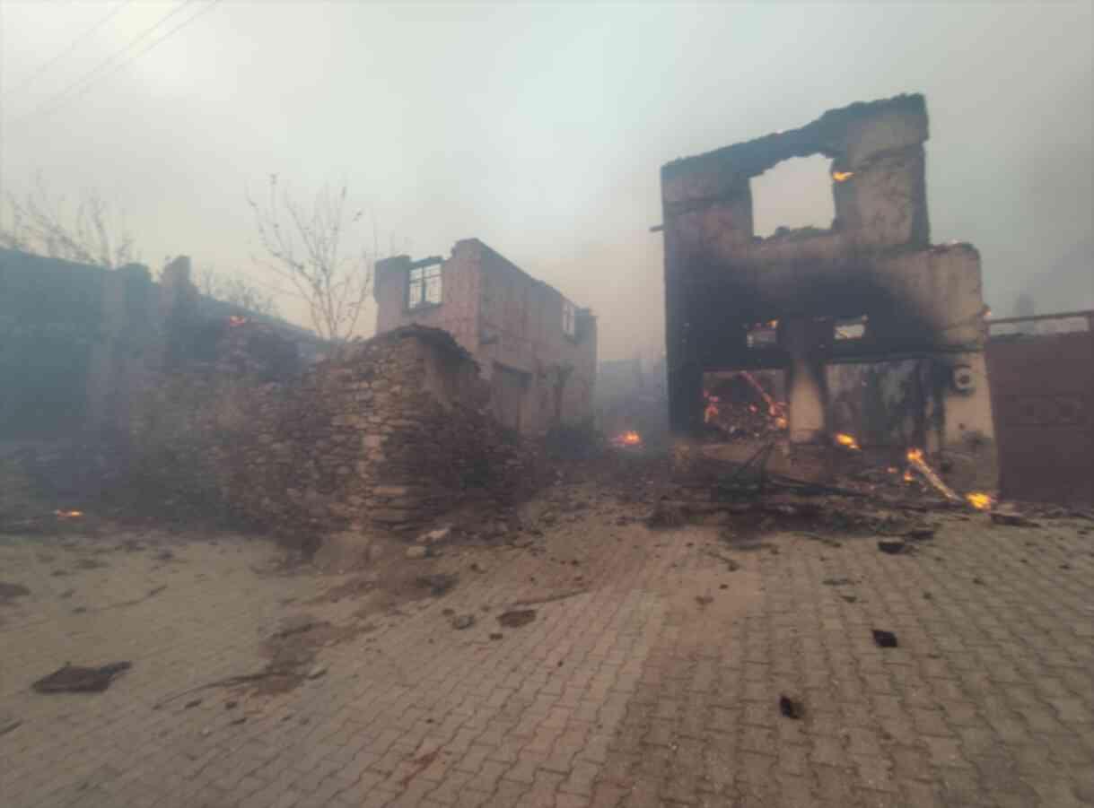 Bakan Yumaklı: İzmir'de 16 ev yandı, 87 ev ve 44 iş yeri tahliye edildi