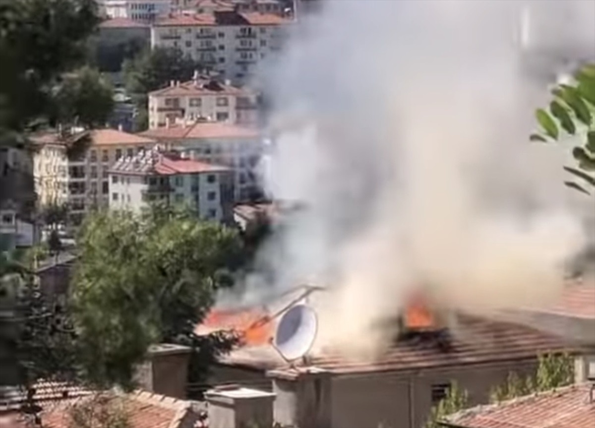 Beypazarı\'nda bir apartmanın çatısında çıkan yangın söndürüldü