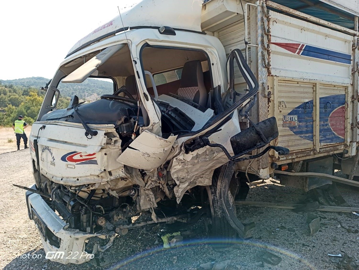 Bilecik\'te Kamyonet ve Hafif Ticari Araç Çarpıştı: 2 Yaralı