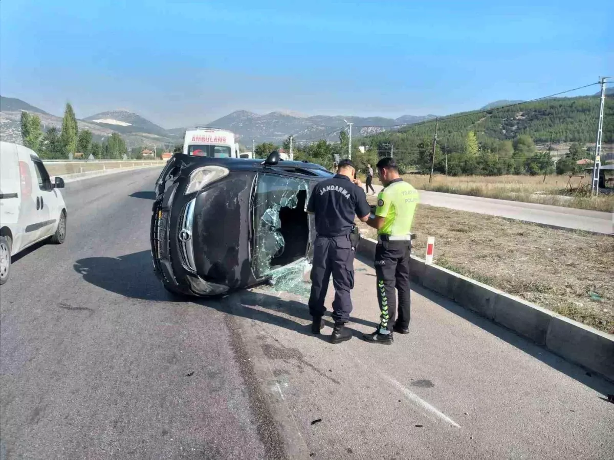 Burdur-Antalya Karayolunda Otomobil Kaza Yaptı