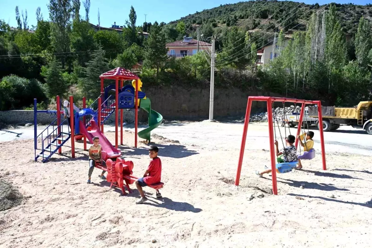 Direkli köyü çocuklarının talebi üzerine Isparta Belediye Başkanı Şükrü Başdeğirmen oyun parkı kurdu