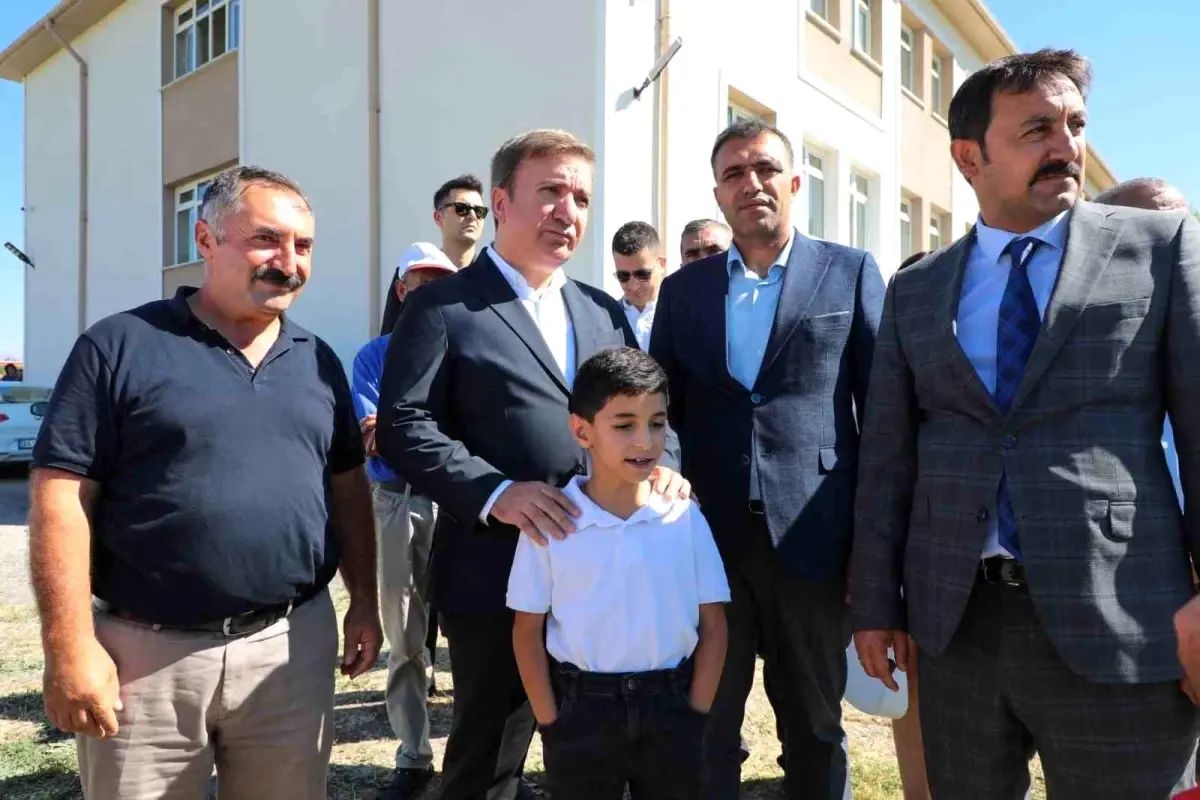 Erzincan Valisi Hamza Aydoğdu, Mollaköy Ortaokulu öğrencilerinin halı saha talebini yerine getiriyor