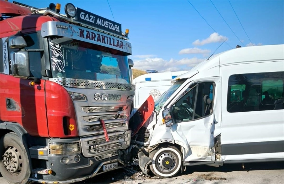 Çorum\'da servis minibüsü, otomobil ve tırın çarpışması sonucu 14 kişi yaralandı