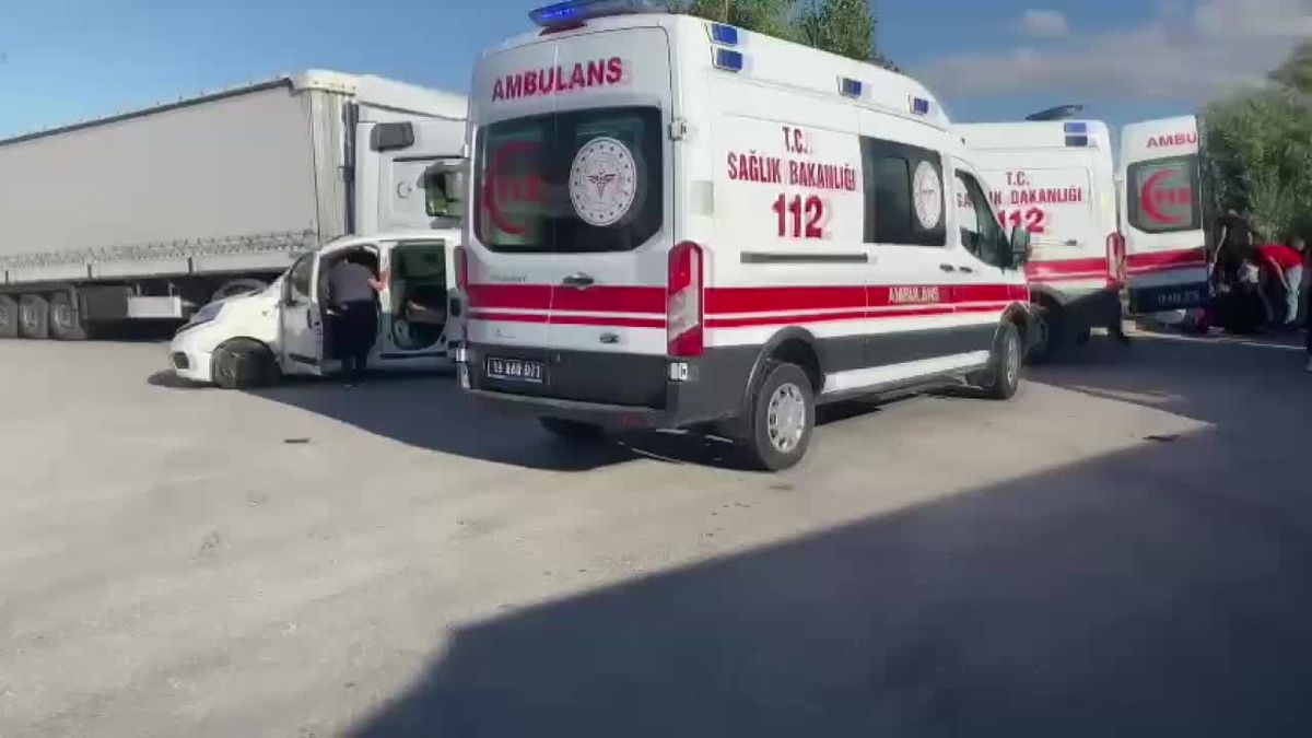 Çorum\'da trafik kazası: 14 kişi yaralandı