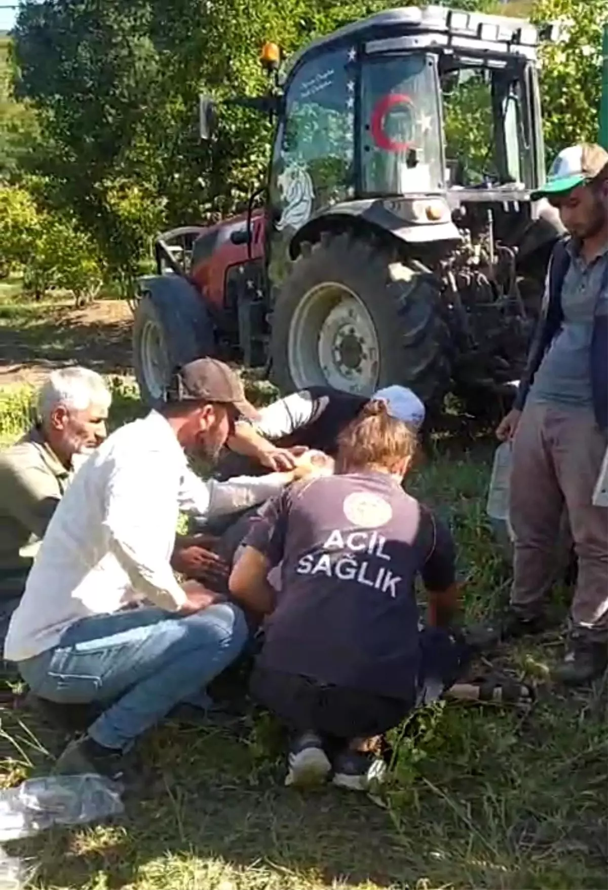 Sakarya\'da otomobil ile traktör çarpıştı: 2 yaralı