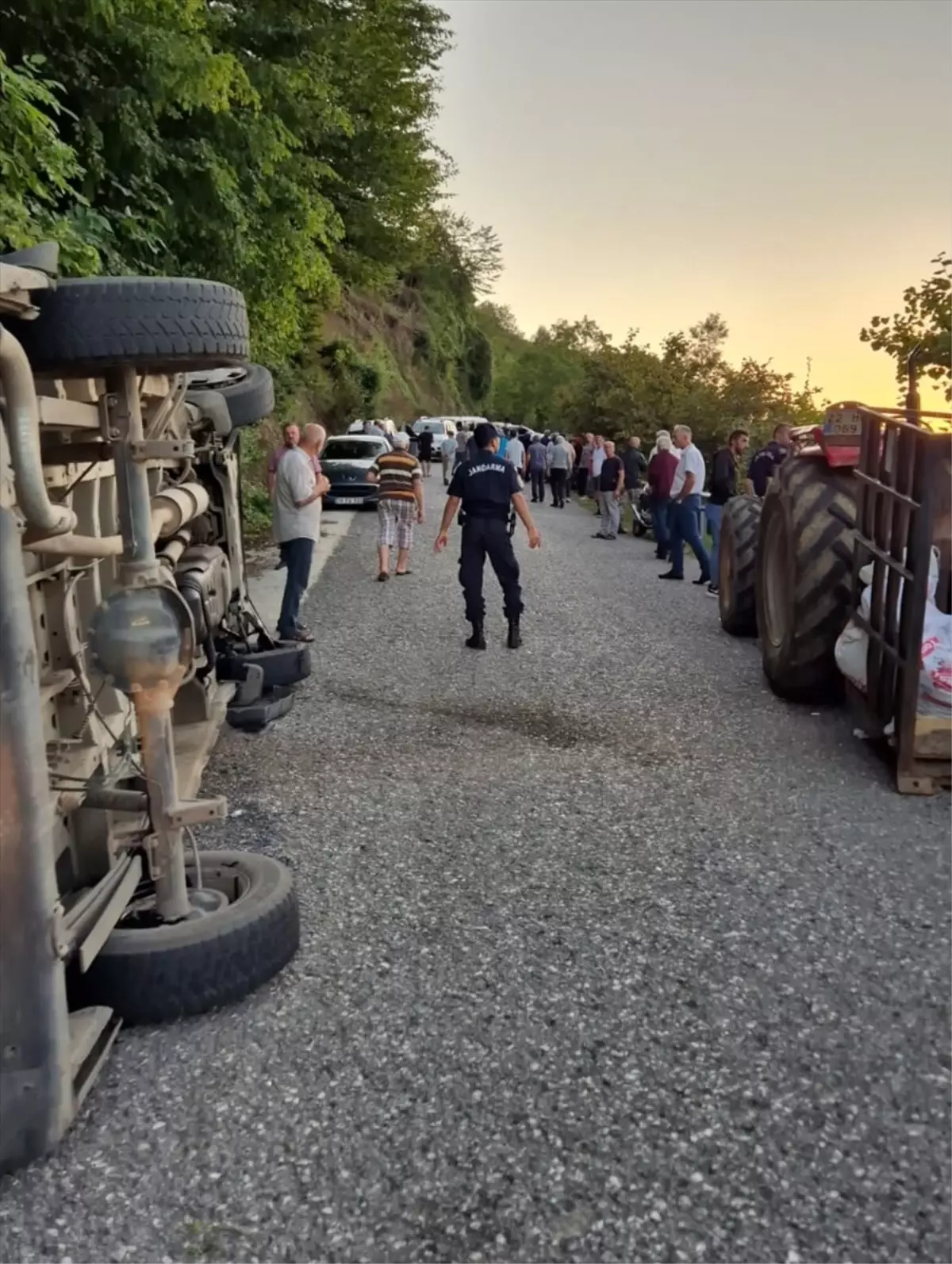 Düzce\'de traktöre çarpan işçi servisinde 8 kişi yaralandı