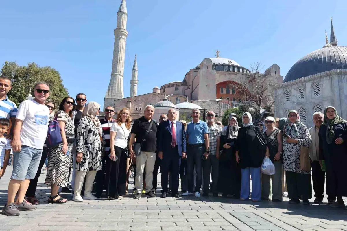 İstanbul\'da Darülaceze Kız Öğrenci Yurdu\'nda misafir edilen emekliler İstanbul\'un tarihi yerlerini gezdi