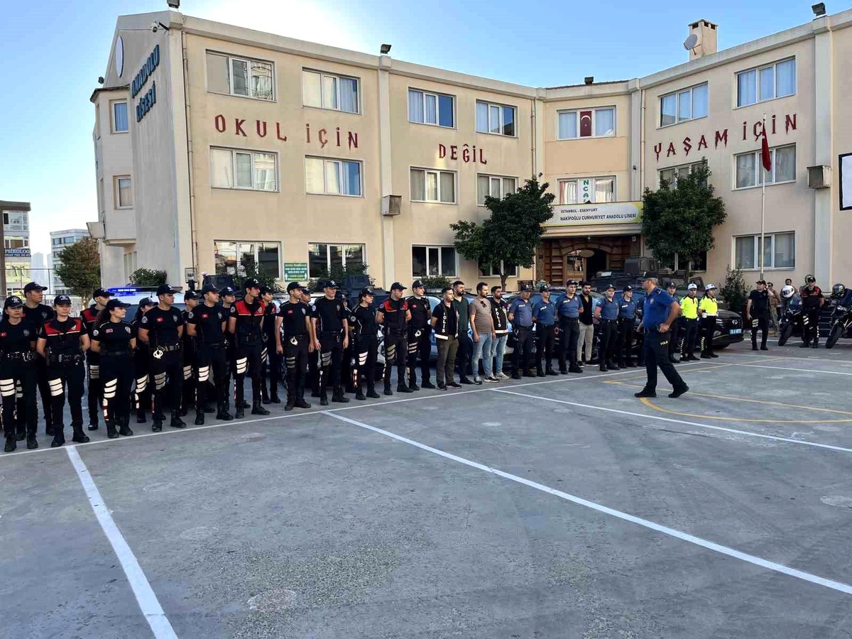 Esenyurt\'ta yapılan denetimde silah ticareti yapan şahıs yakalandı ve kayıp çocuk bulundu