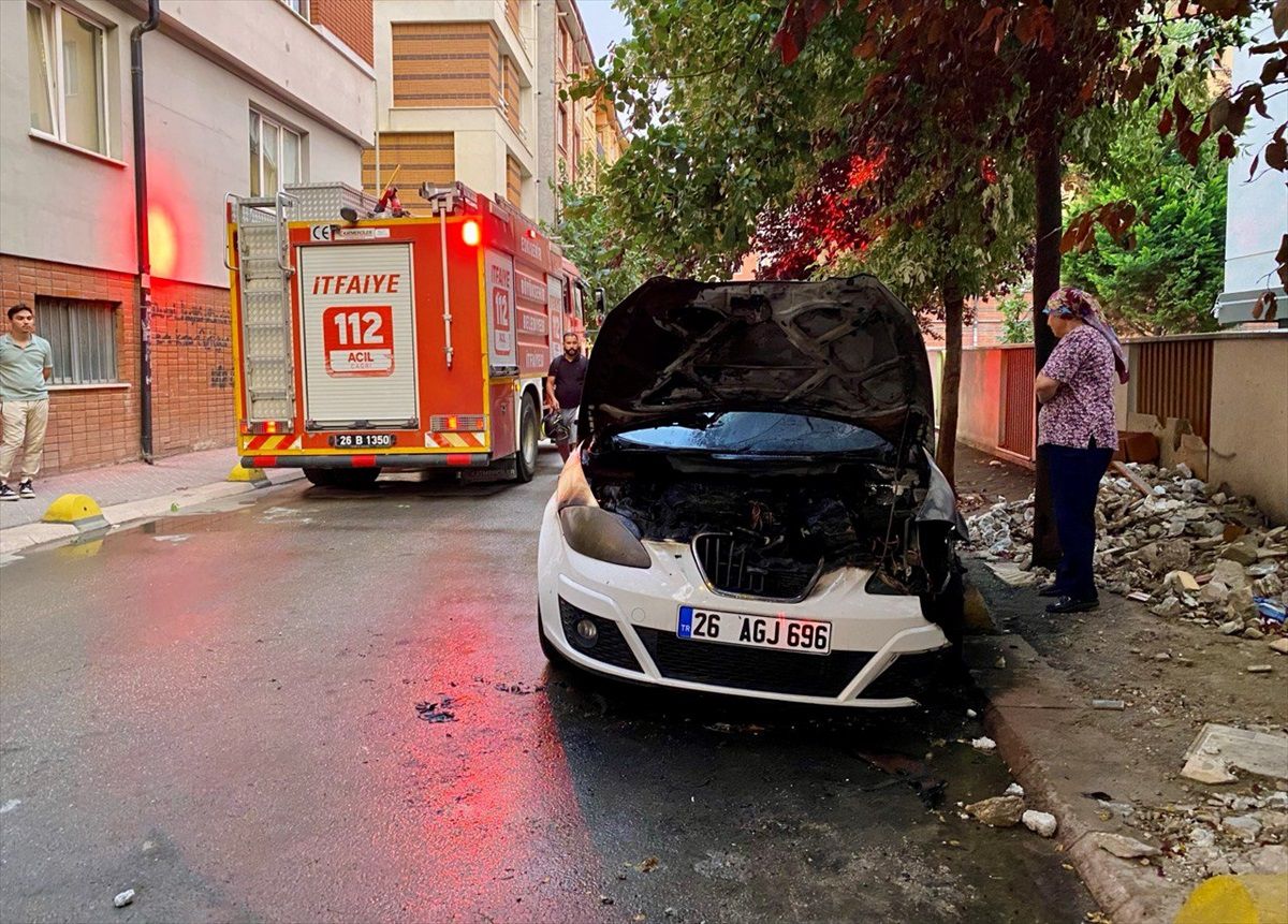 Eskişehir\'de Park Halindeki Otomobil Yangınla Zarar Gördü