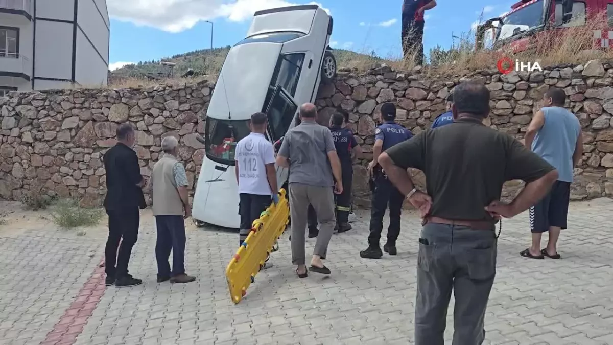 Fren ile gaz pedalının yerini karıştırdı: 5 metrelik duvarda asılı kaldı