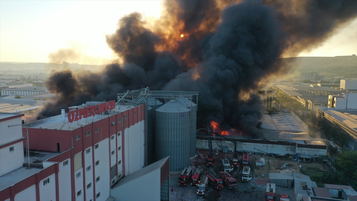 Gaziantep\'te halı fabrikasında çıkan yangına müdahale ediliyor
