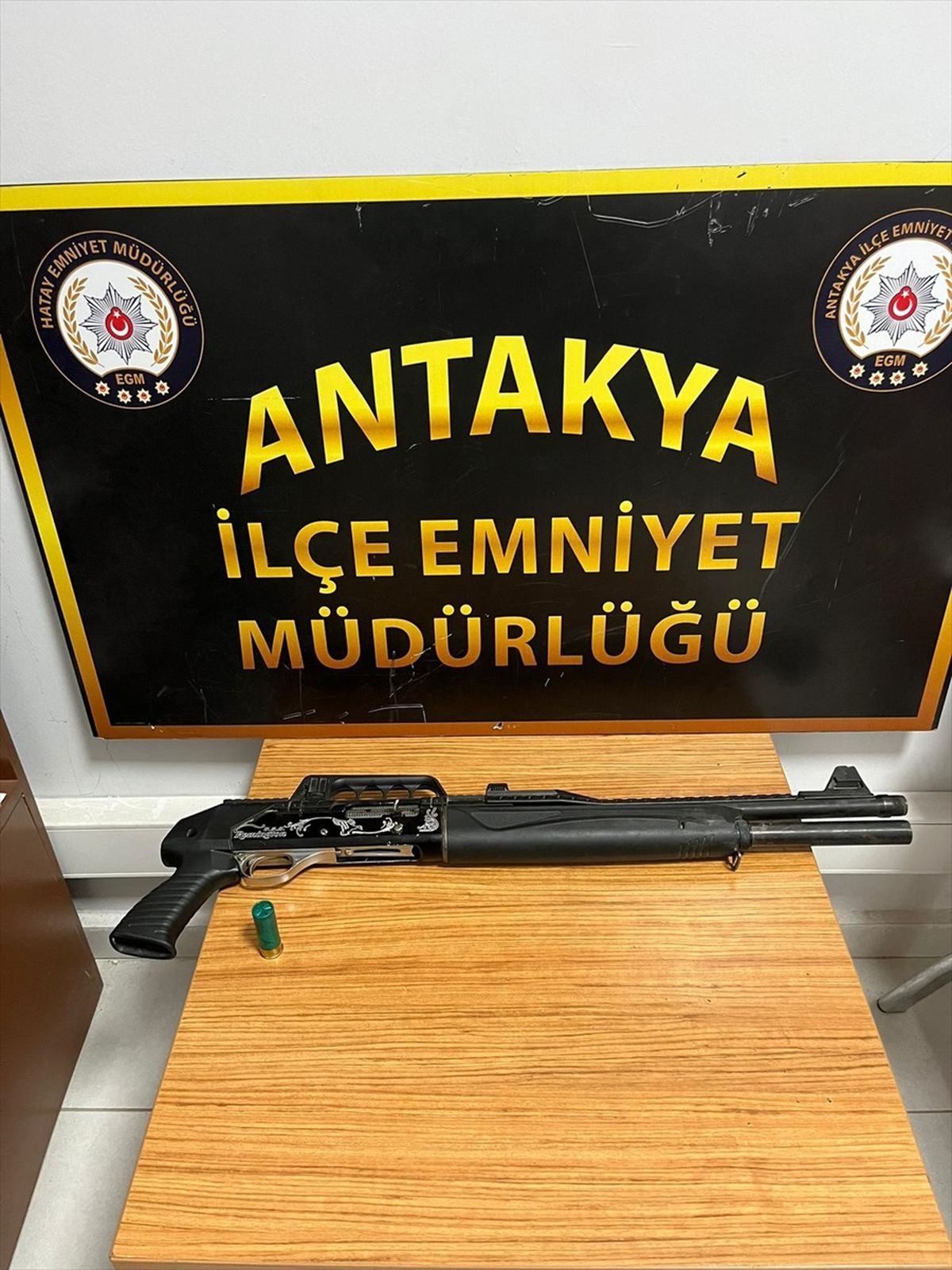 Hatay\'da 4 Ruhsatsız Silah Ele Geçirildi, 3 Şüpheli Gözaltına Alındı