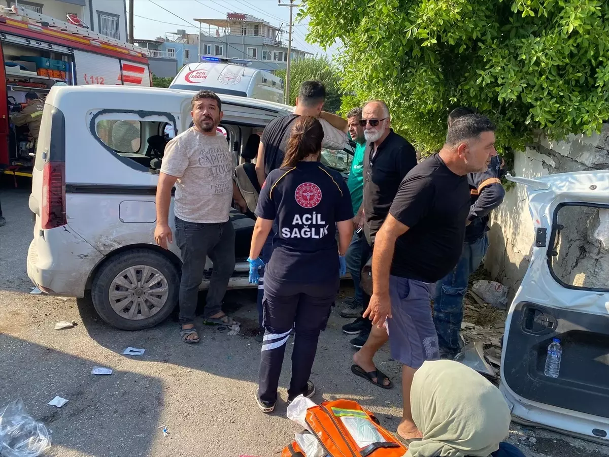 İskenderun\'da Ambulans ile Hafif Ticari Araç Çarpıştı: 1\'i Ağır 9 Yaralı