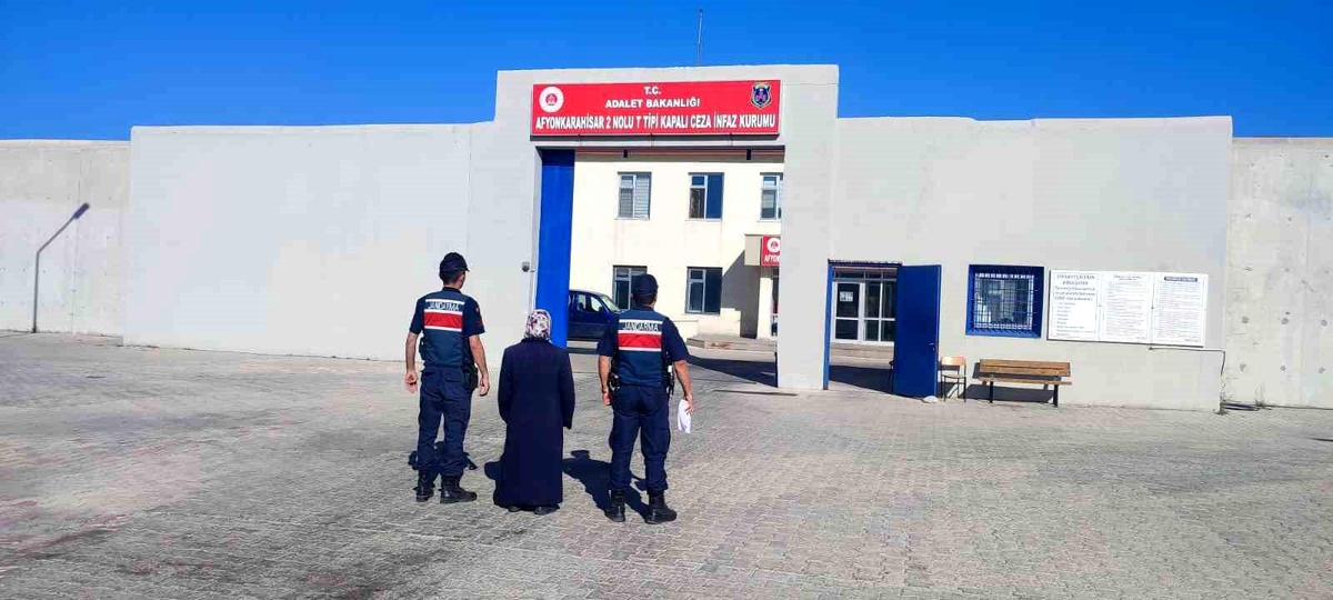 Afyonkarahisar\'da hırsızlık suçundan aranan şahıs yakalandı