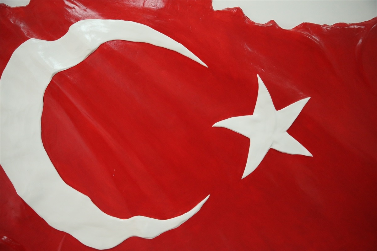 Jandarma Uzman Çavuş, duvara bayraklı Türkiye haritası resmediyor