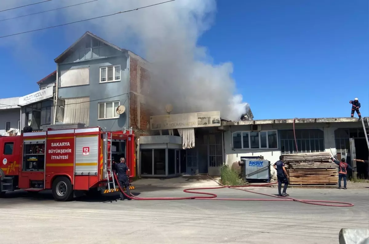 Serdivan\'da Metal Otomatik Kapı Üretimi Yapan İş Yerinde Yangın Çıktı