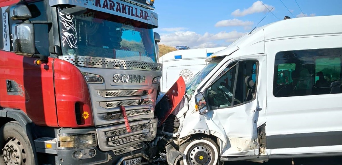 Çorum\'da Minibüs Kazası: 14 Kişi Yaralandı
