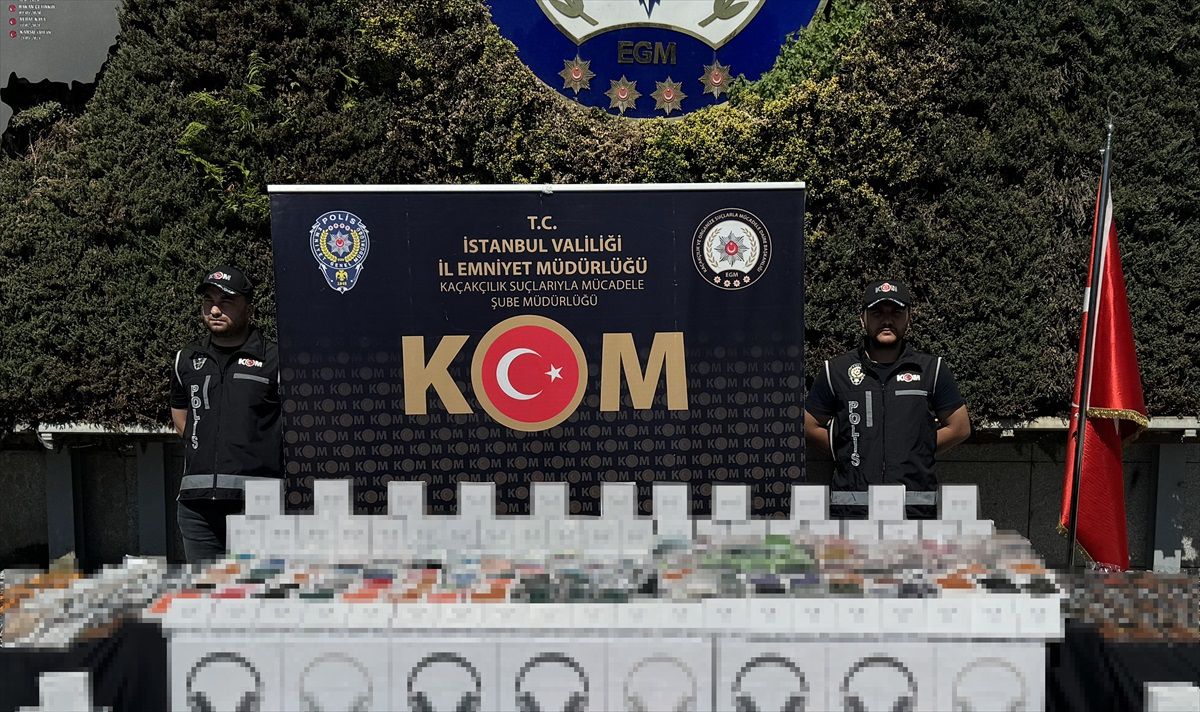 İstanbul\'da Kaçak Cep Telefonu Aksesuarı Operasyonu